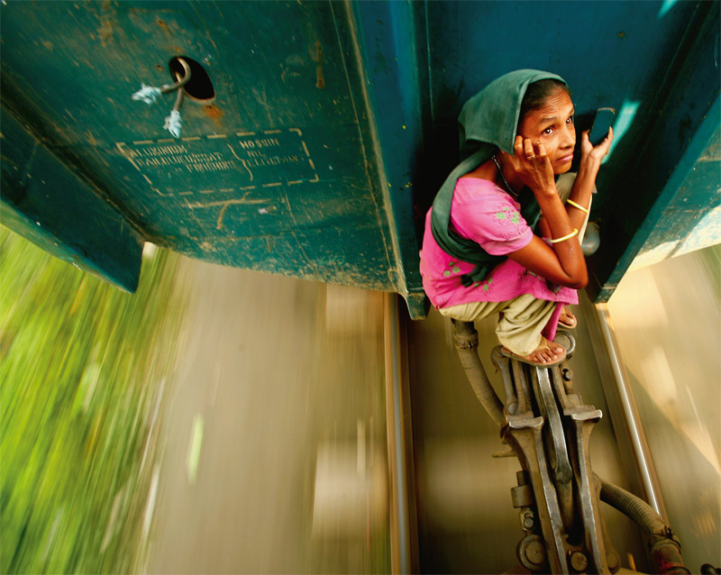 Суровая жизнь в Бангладеш - поезда переполнены. Источник. Люди ездят