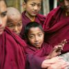 Молодые монахи греют